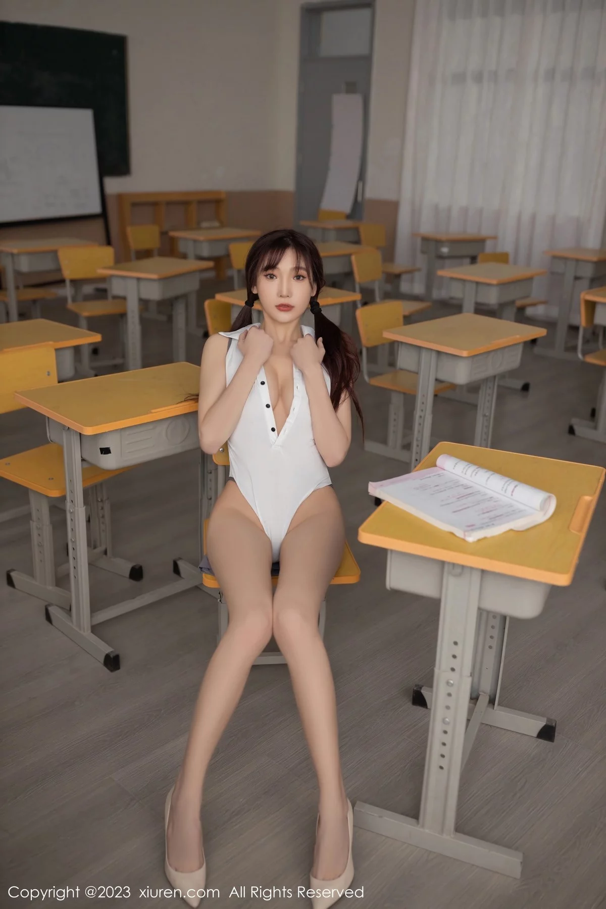 XiuRen第6353期_女神陆萱萱教室场景学生角色白色上衣配灰色短裙迷人诱惑写真81P