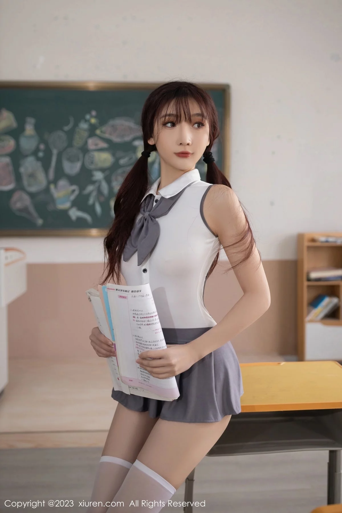 XiuRen第6353期_女神陆萱萱教室场景学生角色白色上衣配灰色短裙迷人诱惑写真81P