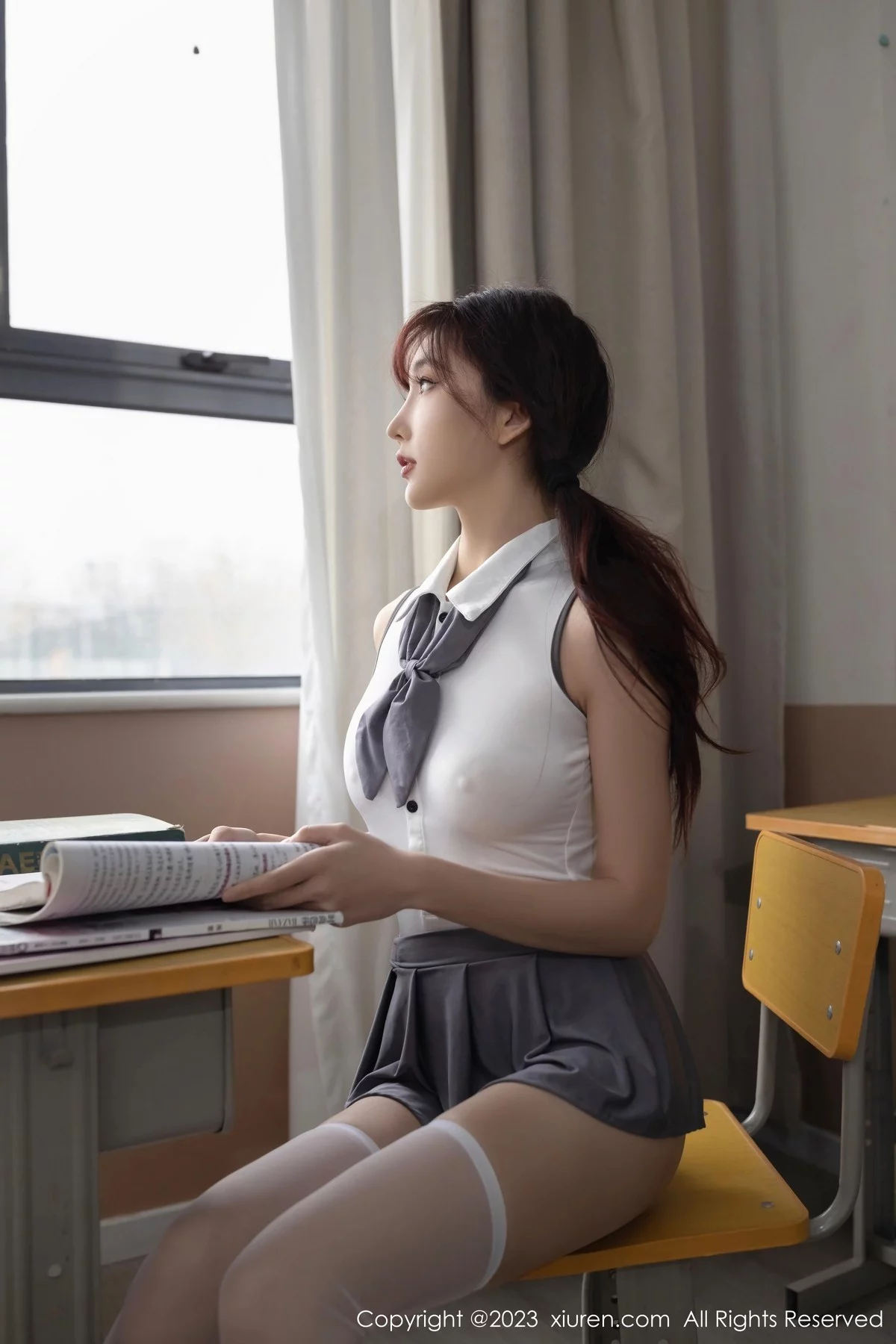 XiuRen第6353期_女神陆萱萱教室场景学生角色白色上衣配灰色短裙迷人诱惑写真81P