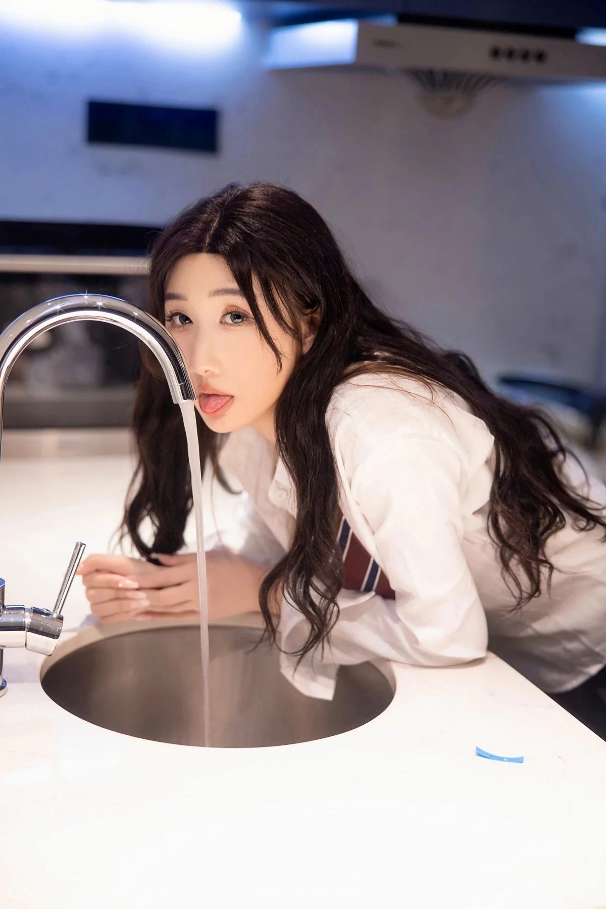 XiuRen第6350期_模特江真真性感白T配黑短裙露粉色蕾丝内衣黑丝吊袜诱惑写真90P