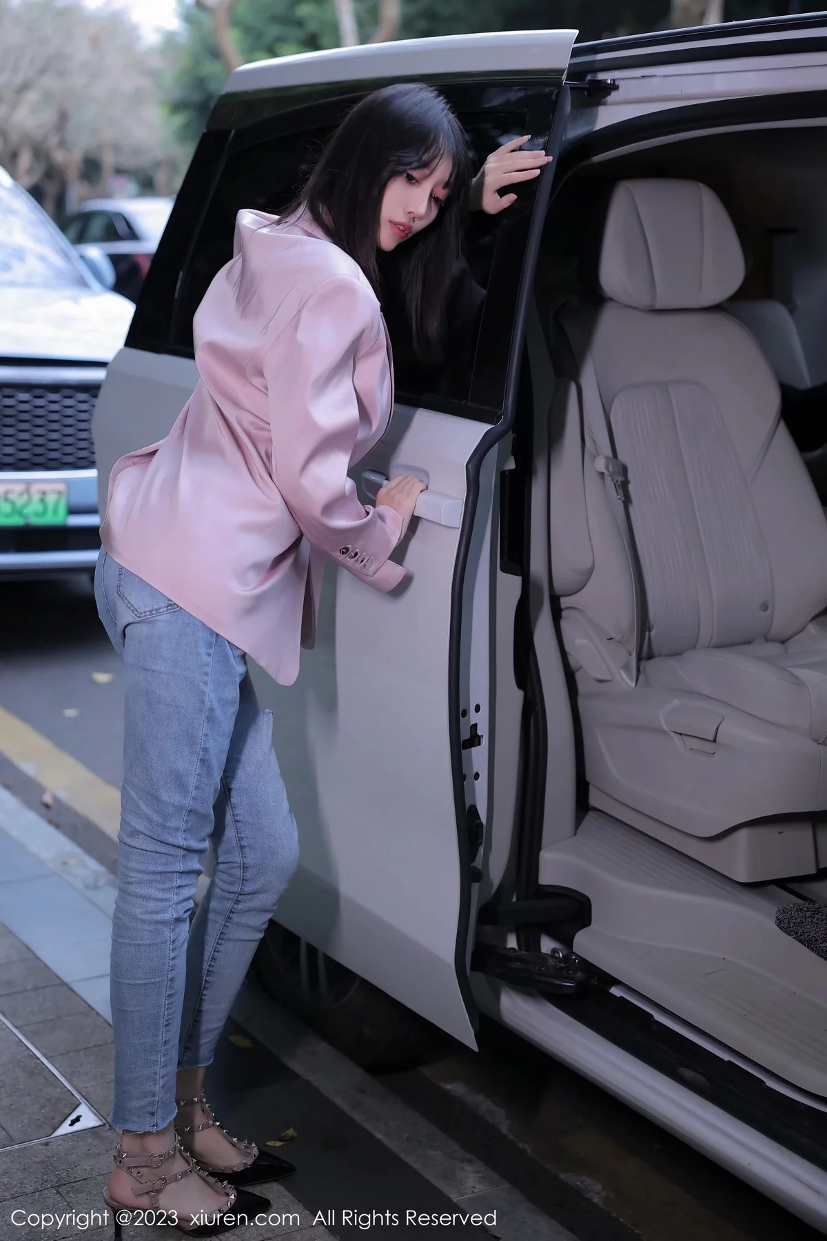 XiuRen第6355期_模特玥儿玥er万宁旅拍粉灰色上衣配牛仔裤露白色内衣诱惑写真55P