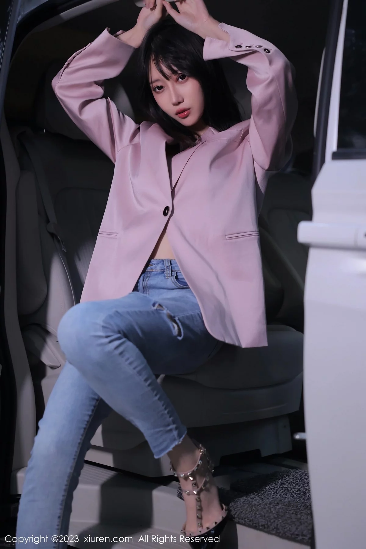 XiuRen第6355期_模特玥儿玥er万宁旅拍粉灰色上衣配牛仔裤露白色内衣诱惑写真55P