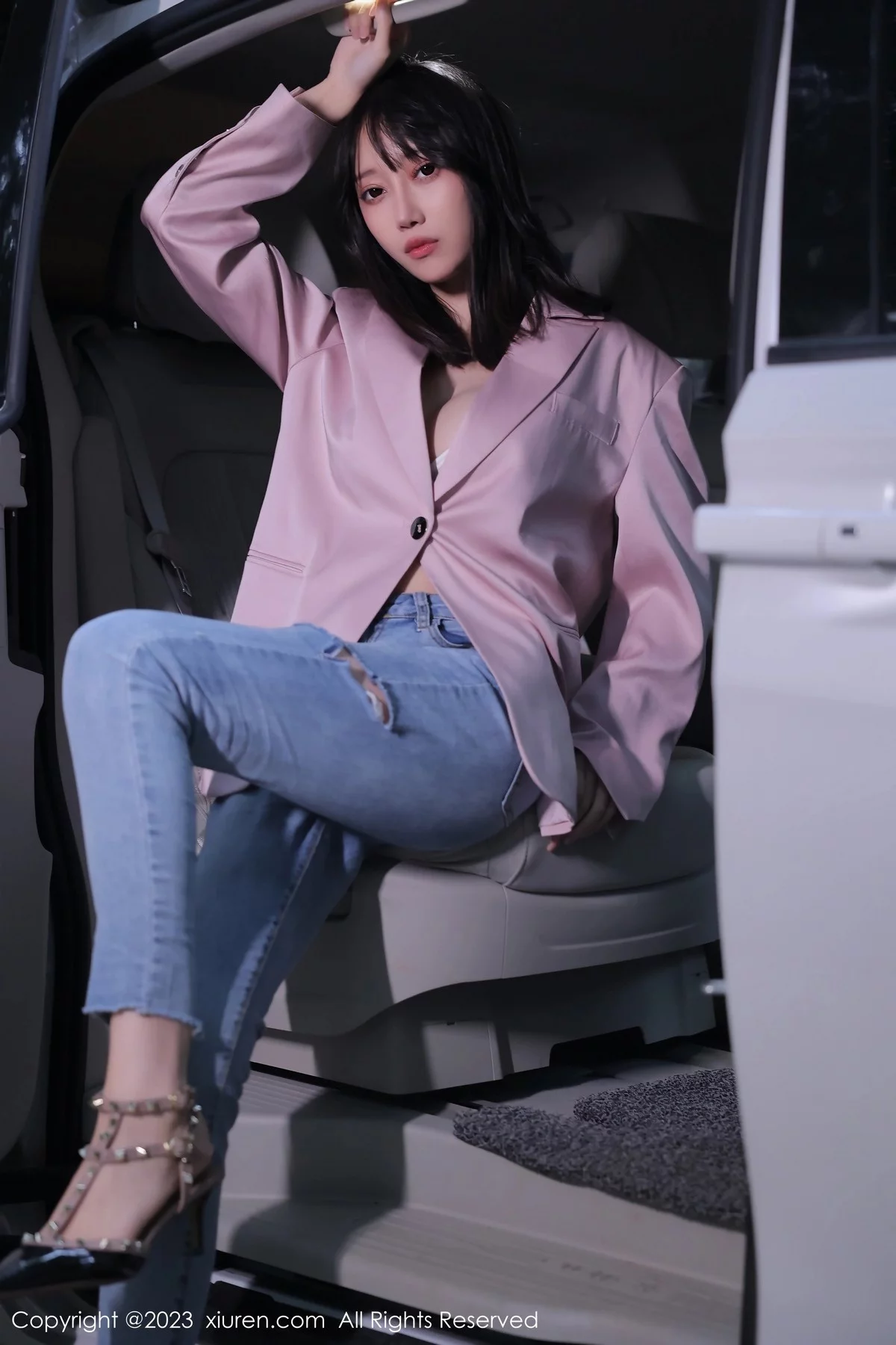 XiuRen第6355期_模特玥儿玥er万宁旅拍粉灰色上衣配牛仔裤露白色内衣诱惑写真55P