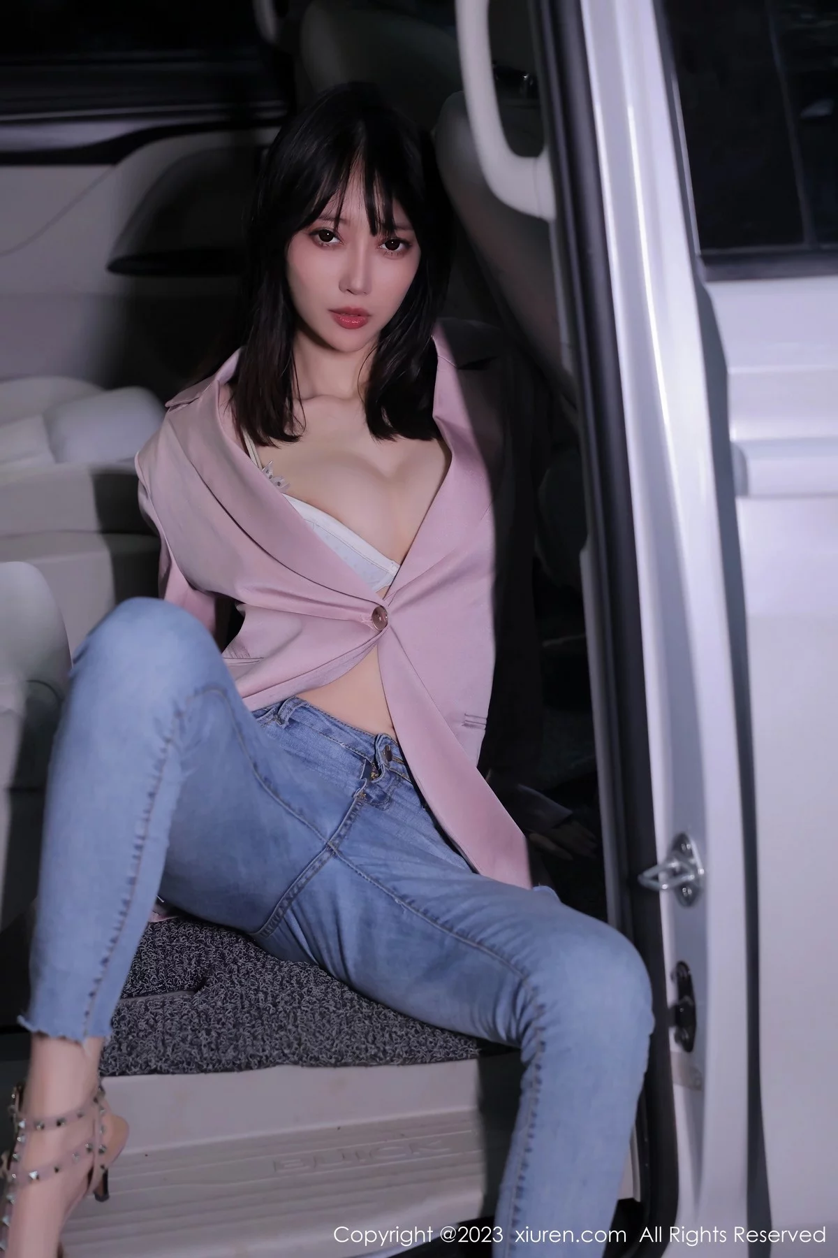 XiuRen第6355期_模特玥儿玥er万宁旅拍粉灰色上衣配牛仔裤露白色内衣诱惑写真55P