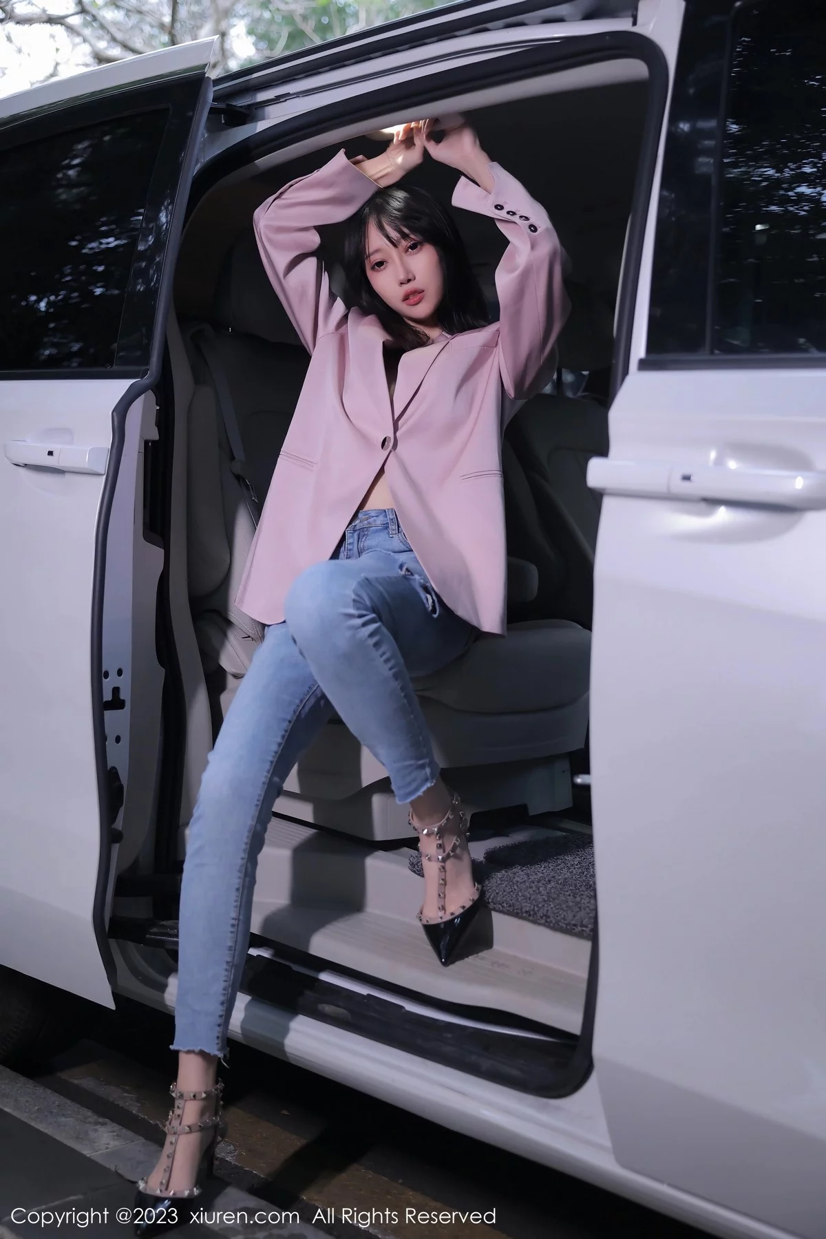 XiuRen第6355期_模特玥儿玥er万宁旅拍粉灰色上衣配牛仔裤露白色内衣诱惑写真55P