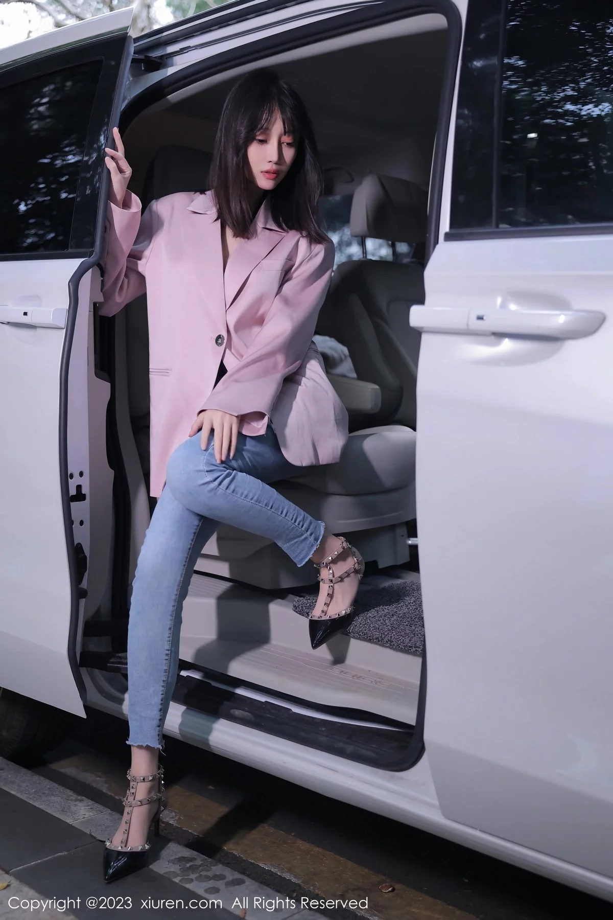 XiuRen第6355期_模特玥儿玥er万宁旅拍粉灰色上衣配牛仔裤露白色内衣诱惑写真55P