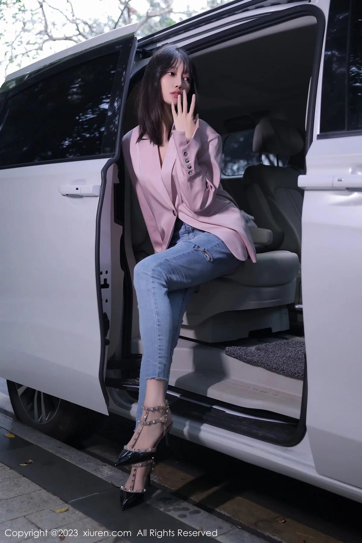 XiuRen第6355期_模特玥儿玥er万宁旅拍粉灰色上衣配牛仔裤露白色内衣诱惑写真55P