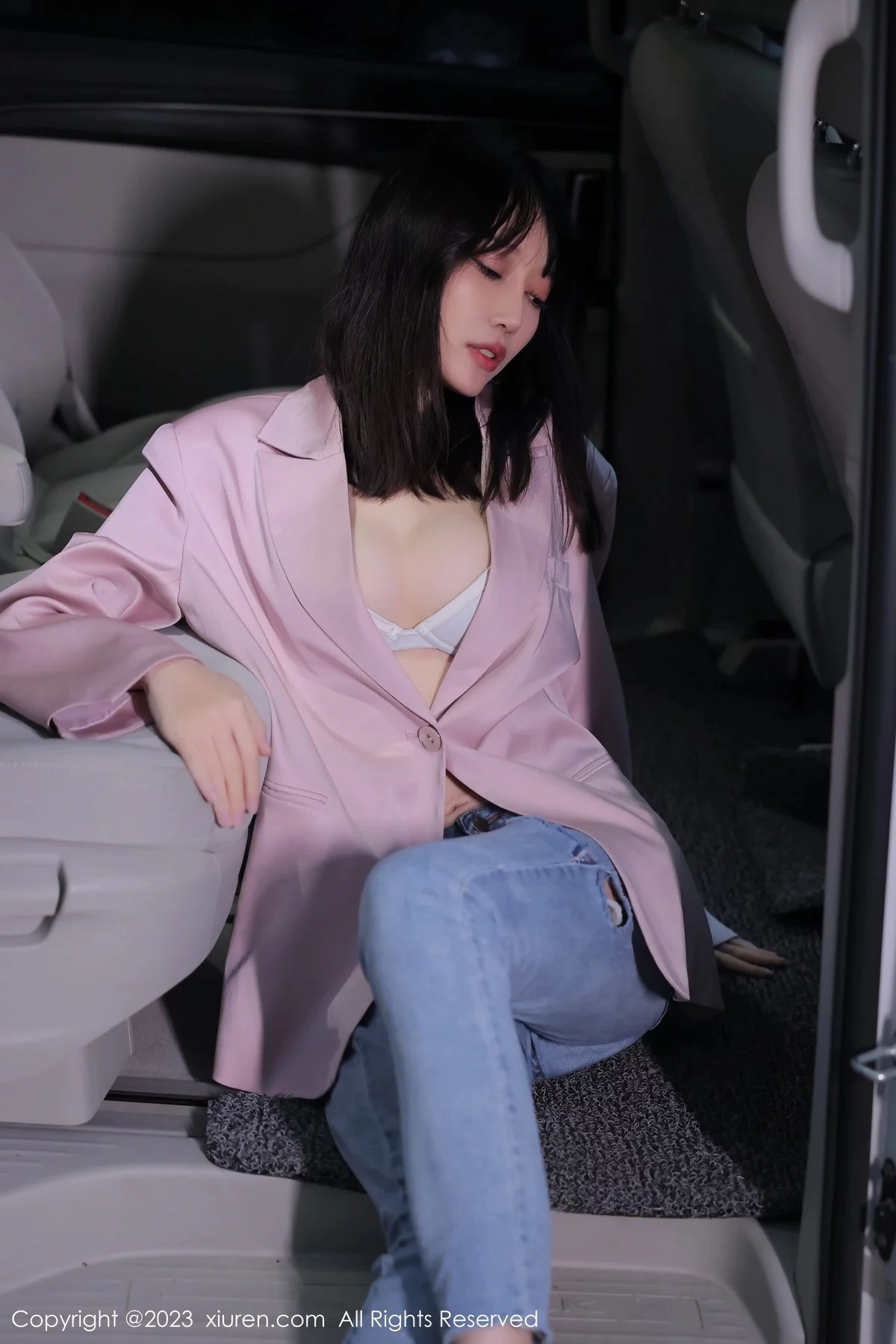 XiuRen第6355期_模特玥儿玥er万宁旅拍粉灰色上衣配牛仔裤露白色内衣诱惑写真55P