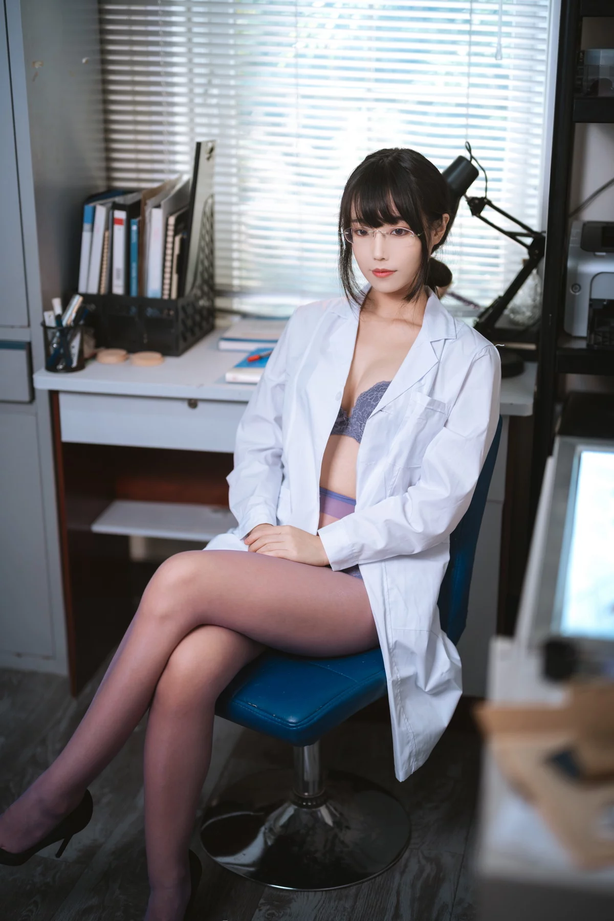 网络美女汪知子医生姐姐主题脱白大褂露性感紫色内衣配紫色丝袜迷人诱惑写真34P