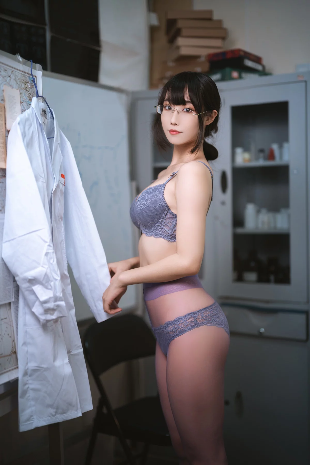 网络美女汪知子医生姐姐主题脱白大褂露性感紫色内衣配紫色丝袜迷人诱惑写真34P