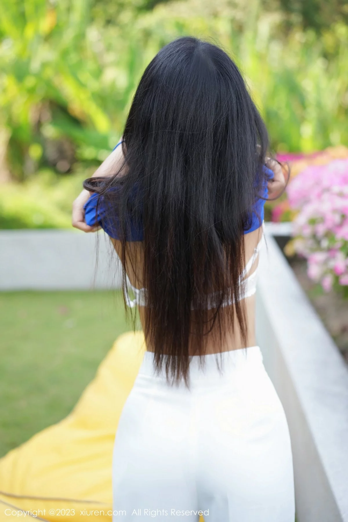 XiuRen第6359期_模特laura阿姣蓝色短款上衣配白色长裤半脱秀丰满身材诱惑写真68P