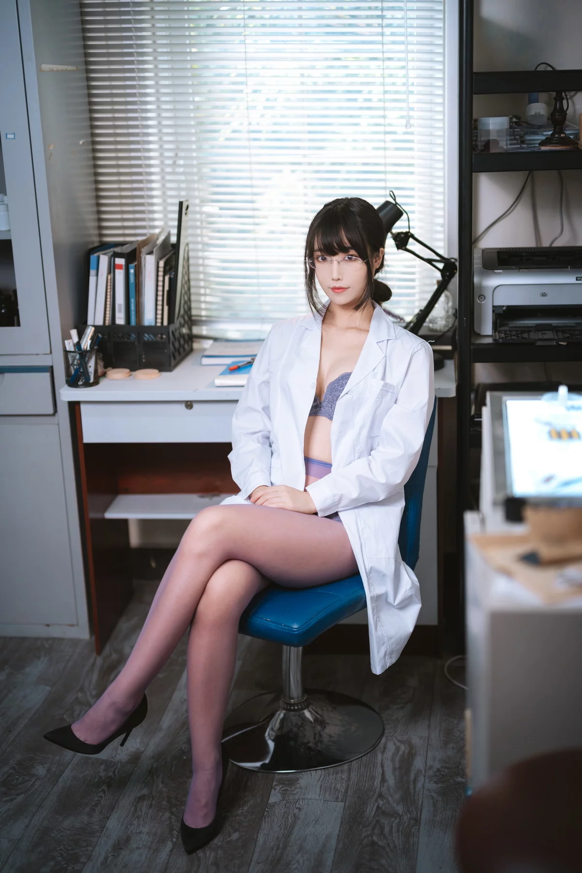 网络美女汪知子医生姐姐主题脱白大褂露性感紫色内衣配紫色丝袜迷人诱惑写真34P