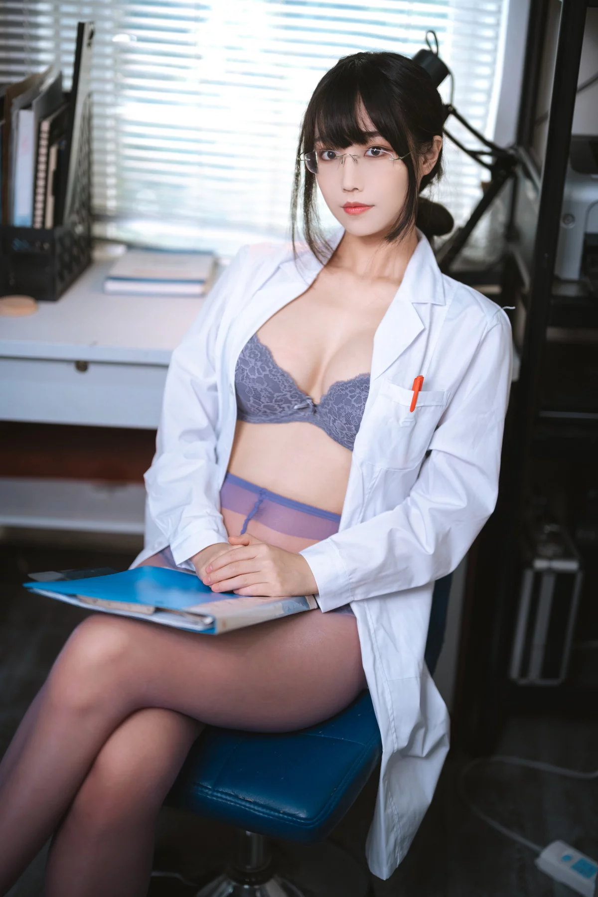 网络美女汪知子医生姐姐主题脱白大褂露性感紫色内衣配紫色丝袜迷人诱惑写真34P