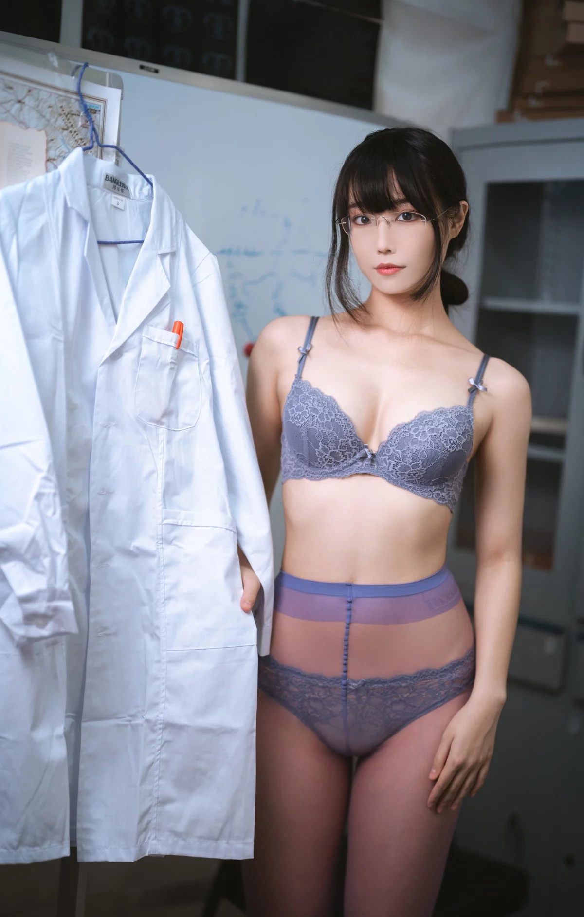 网络美女汪知子医生姐姐主题脱白大褂露性感紫色内衣配紫色丝袜迷人诱惑写真34P