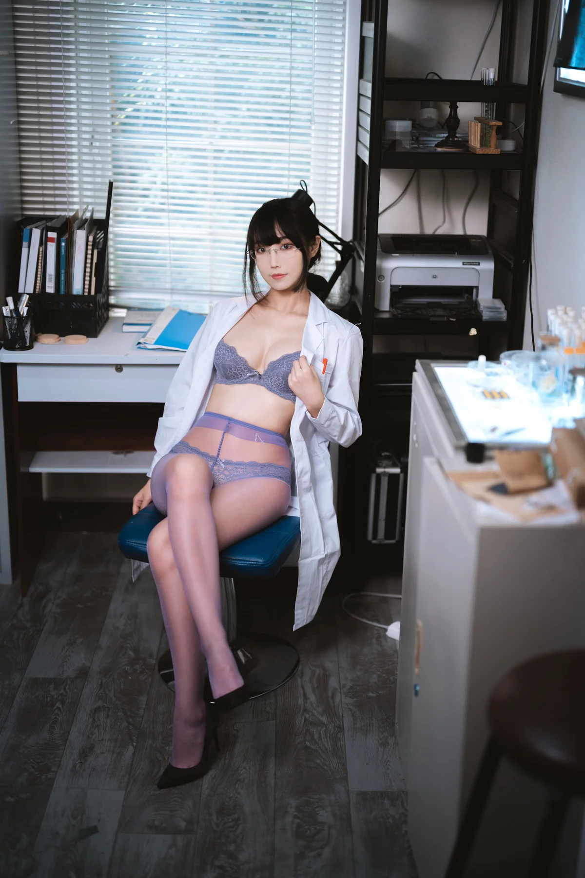 网络美女汪知子医生姐姐主题脱白大褂露性感紫色内衣配紫色丝袜迷人诱惑写真34P