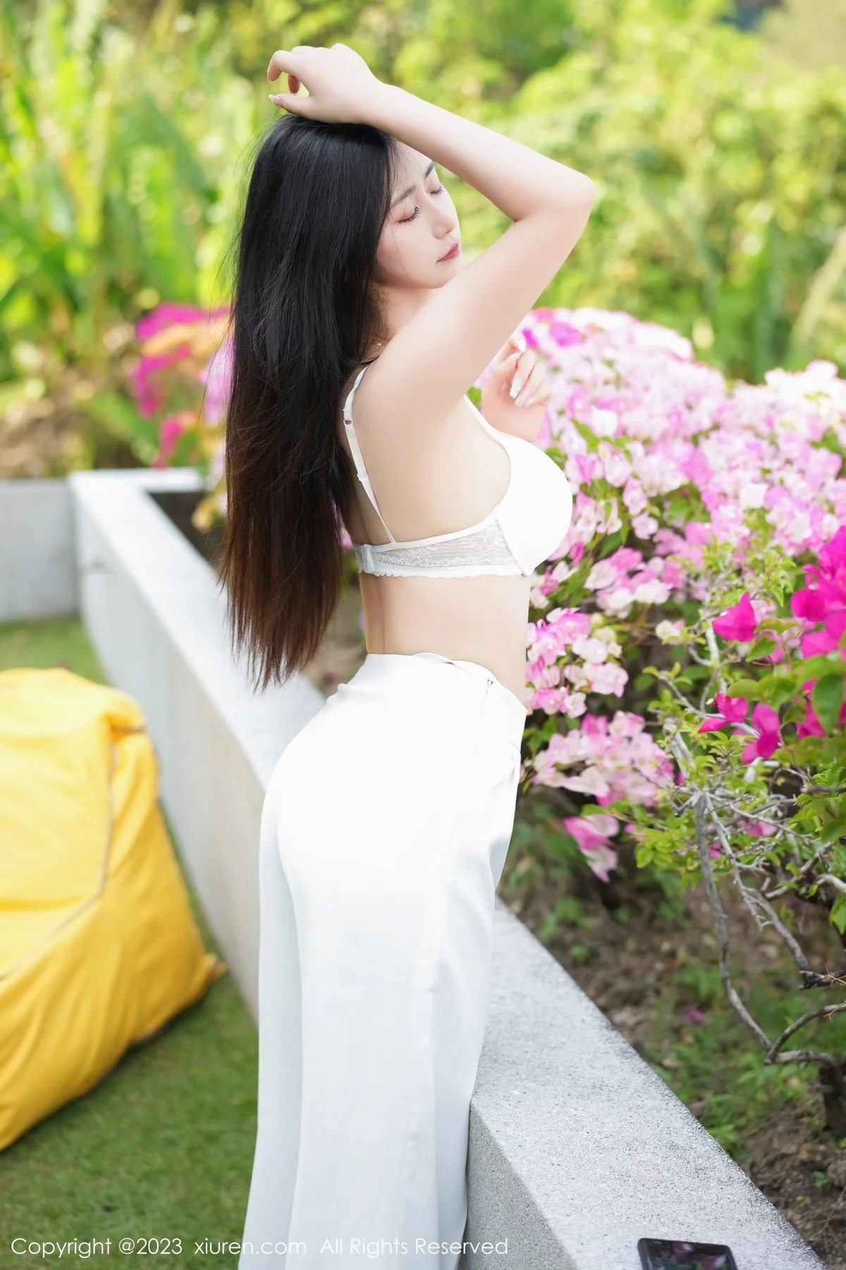 XiuRen第6359期_模特laura阿姣蓝色短款上衣配白色长裤半脱秀丰满身材诱惑写真68P