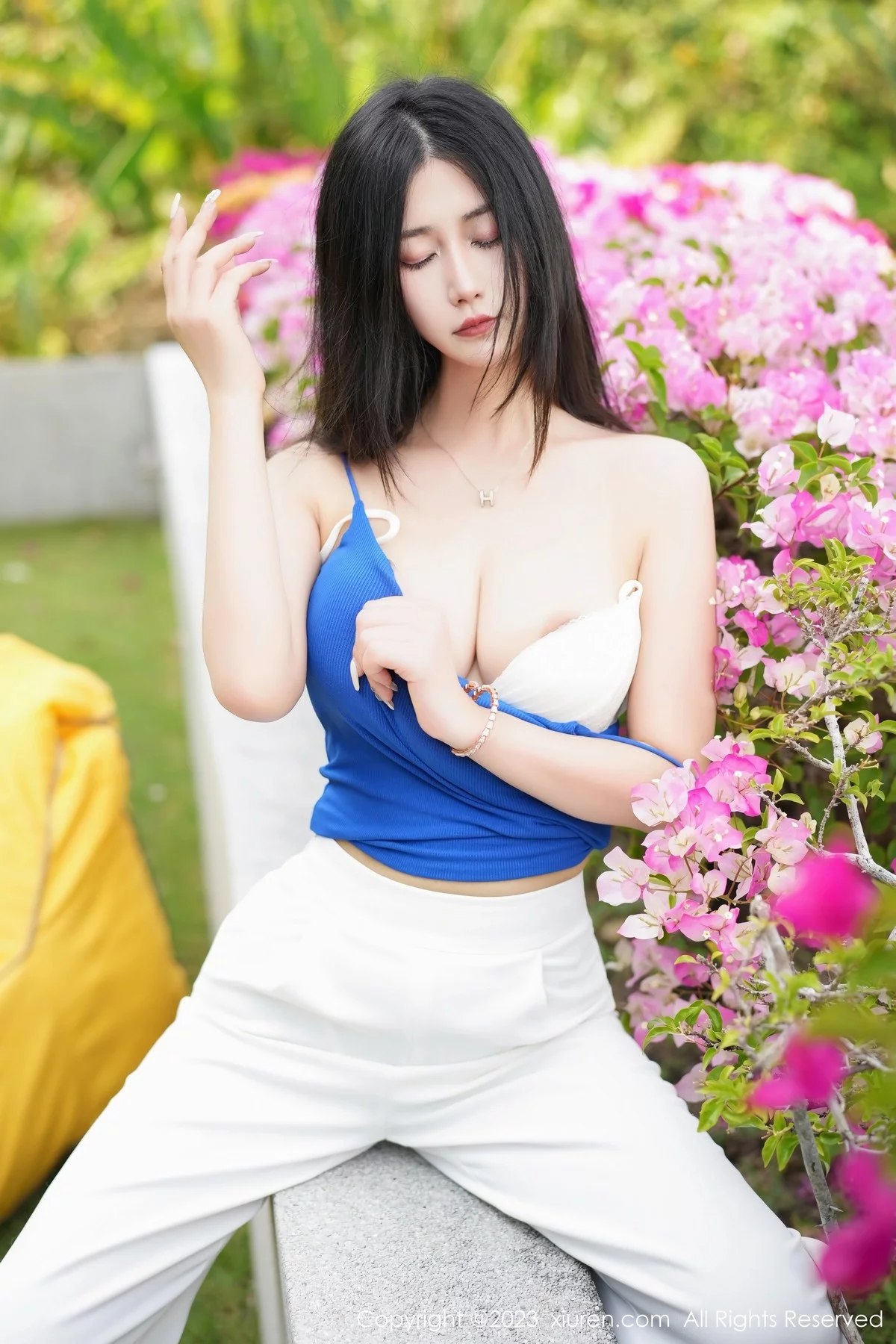 XiuRen第6359期_模特laura阿姣蓝色短款上衣配白色长裤半脱秀丰满身材诱惑写真68P