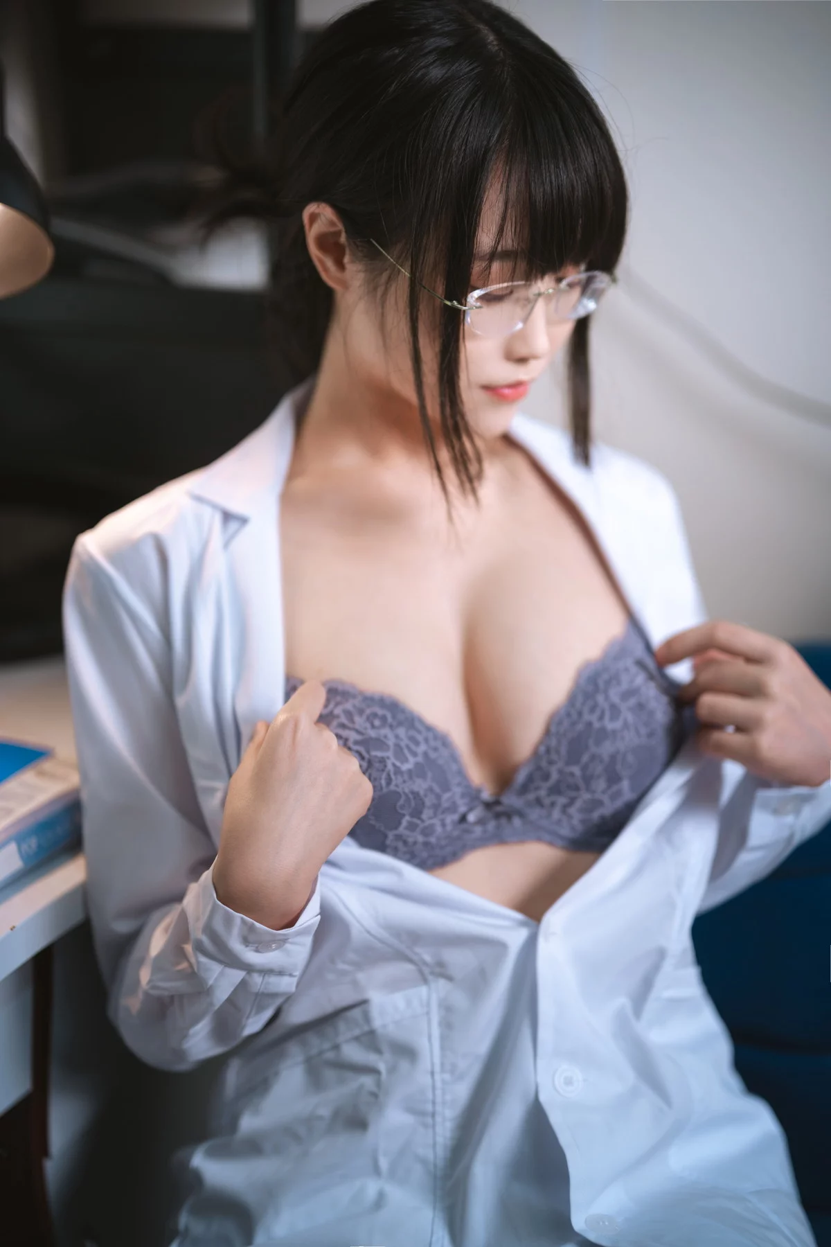 网络美女汪知子医生姐姐主题脱白大褂露性感紫色内衣配紫色丝袜迷人诱惑写真34P