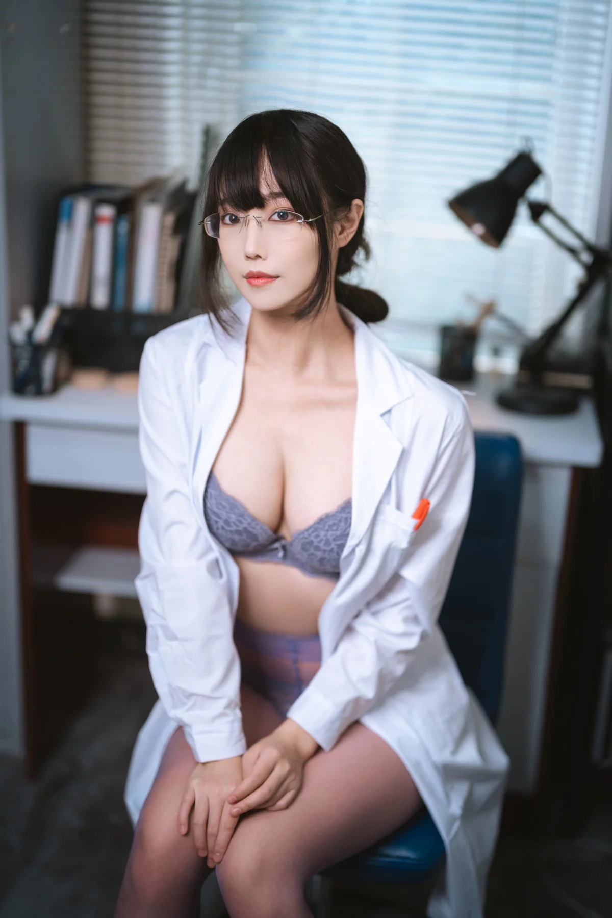 网络美女汪知子医生姐姐主题脱白大褂露性感紫色内衣配紫色丝袜迷人诱惑写真34P