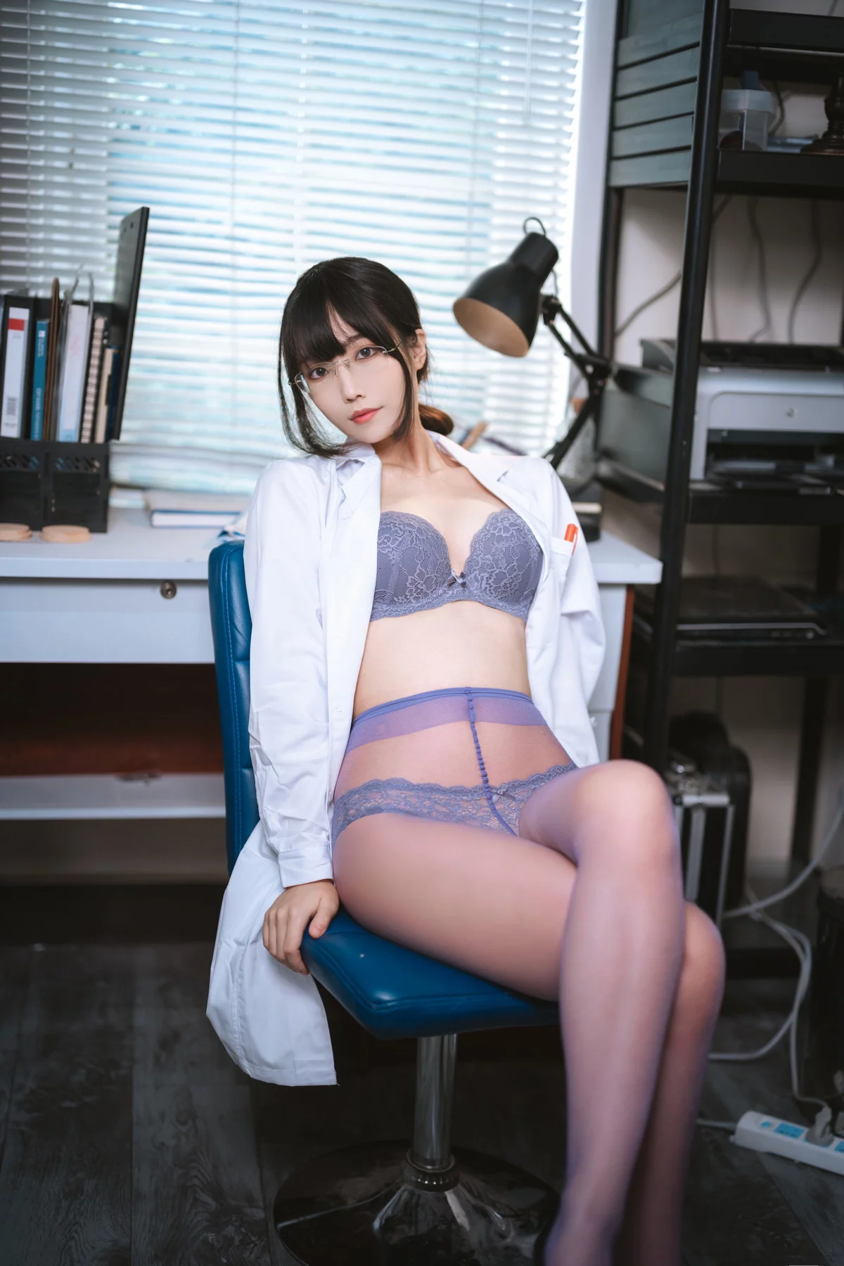 网络美女汪知子医生姐姐主题脱白大褂露性感紫色内衣配紫色丝袜迷人诱惑写真34P