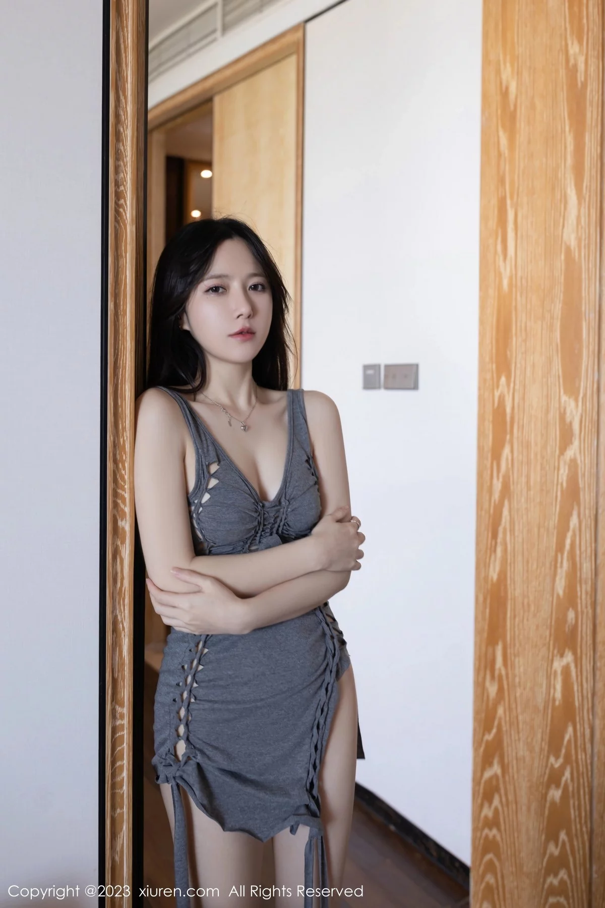 XiuRen第6361期_模特鱼子酱Fish灰色地带主题灰色连衣短裙秀曼妙身姿诱惑写真79P