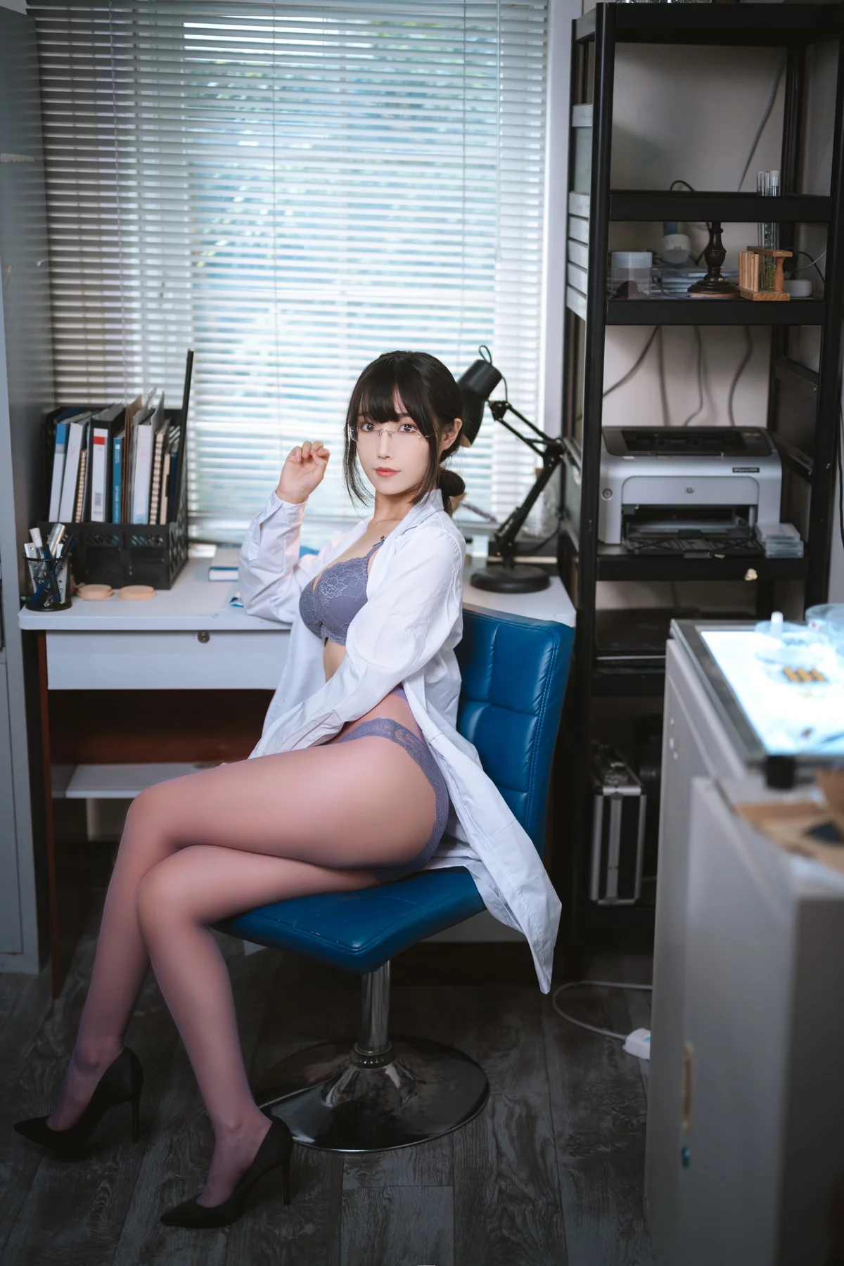 网络美女汪知子医生姐姐主题脱白大褂露性感紫色内衣配紫色丝袜迷人诱惑写真34P