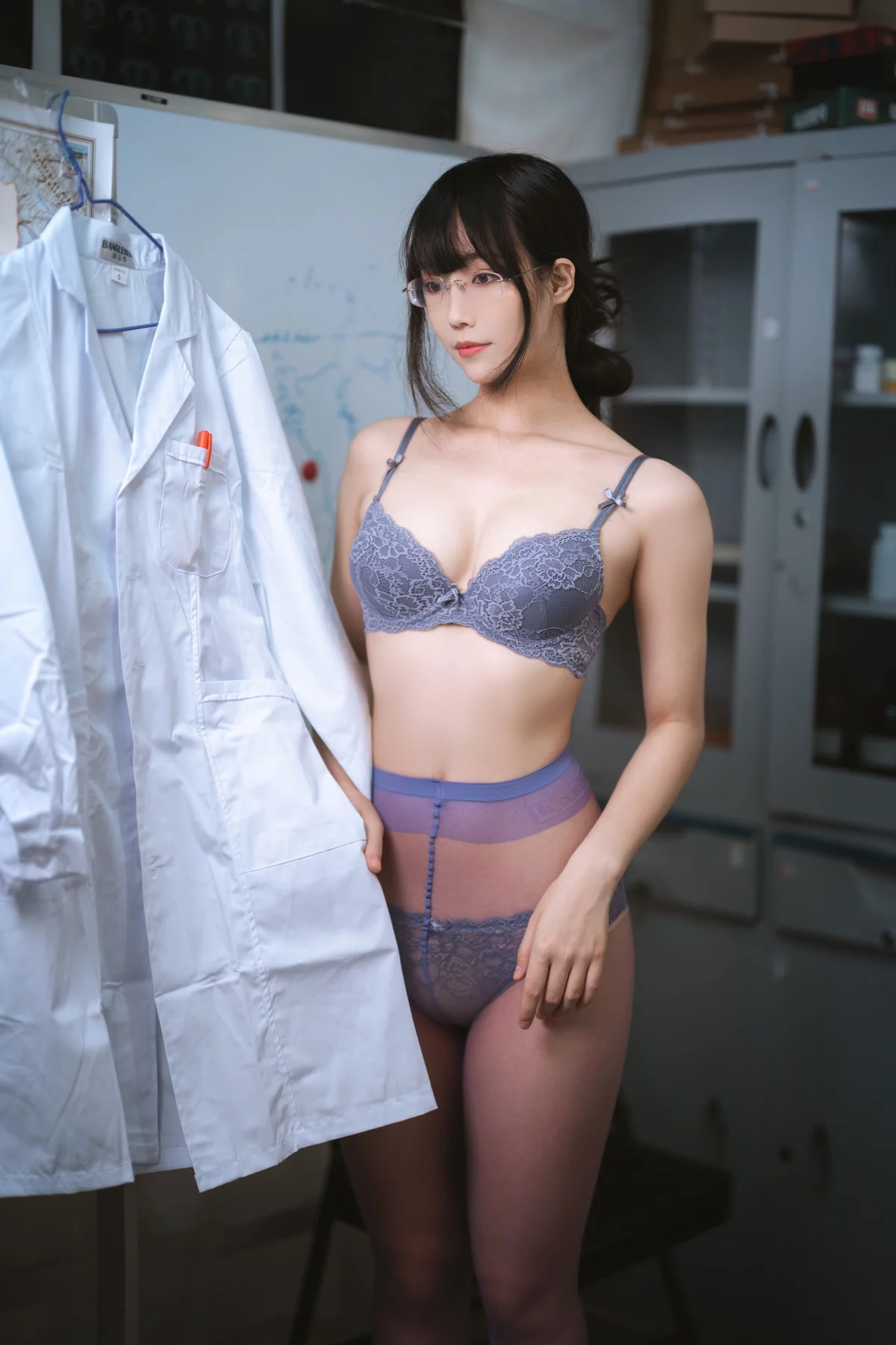 网络美女汪知子医生姐姐主题脱白大褂露性感紫色内衣配紫色丝袜迷人诱惑写真34P