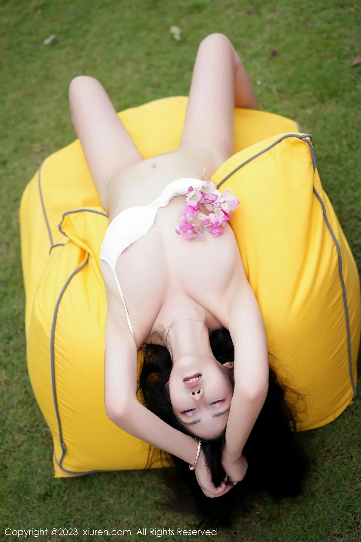 XiuRen第6359期_模特laura阿姣蓝色短款上衣配白色长裤半脱秀丰满身材诱惑写真68P