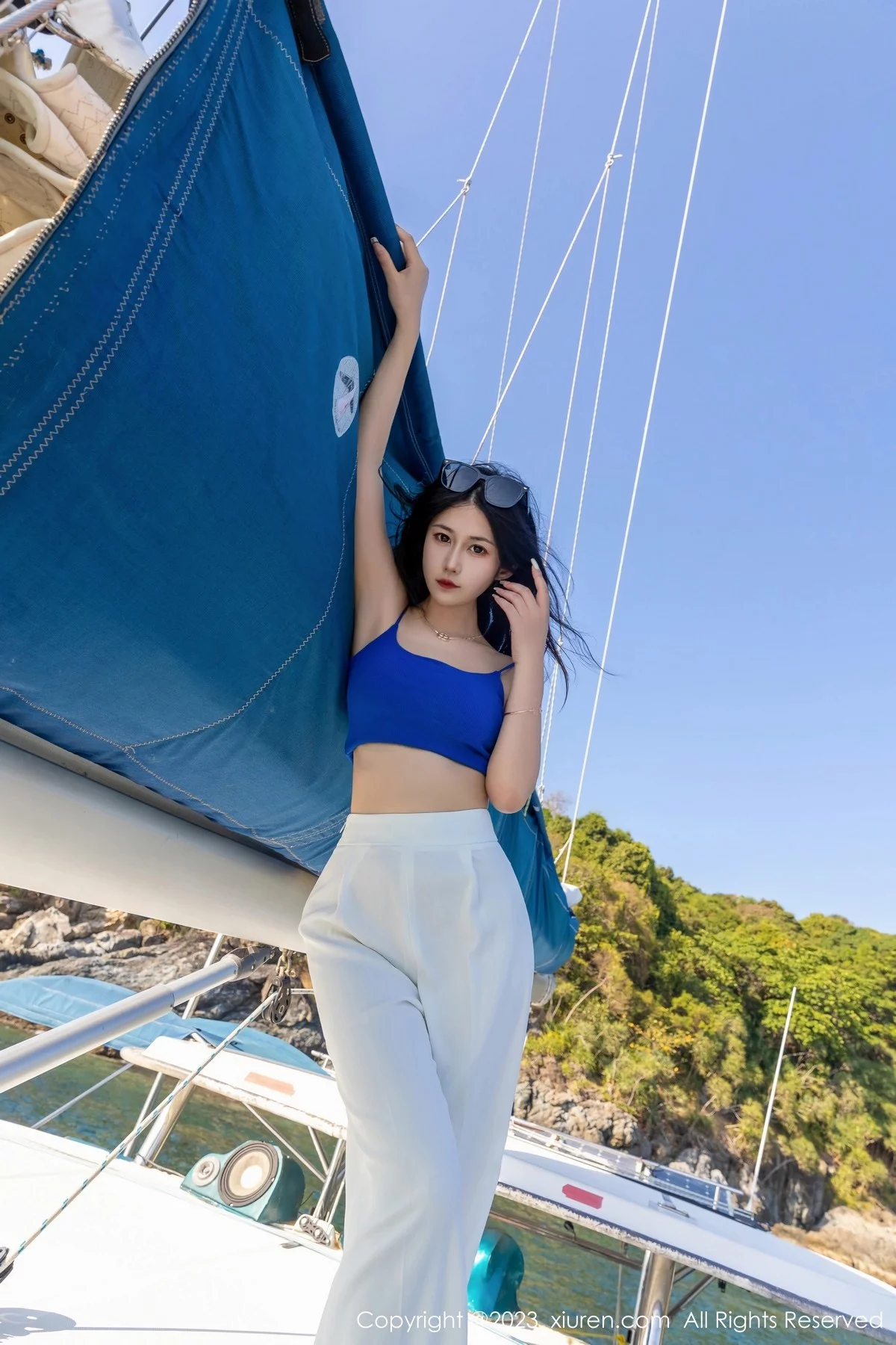 XiuRen第6359期_模特laura阿姣蓝色短款上衣配白色长裤半脱秀丰满身材诱惑写真68P