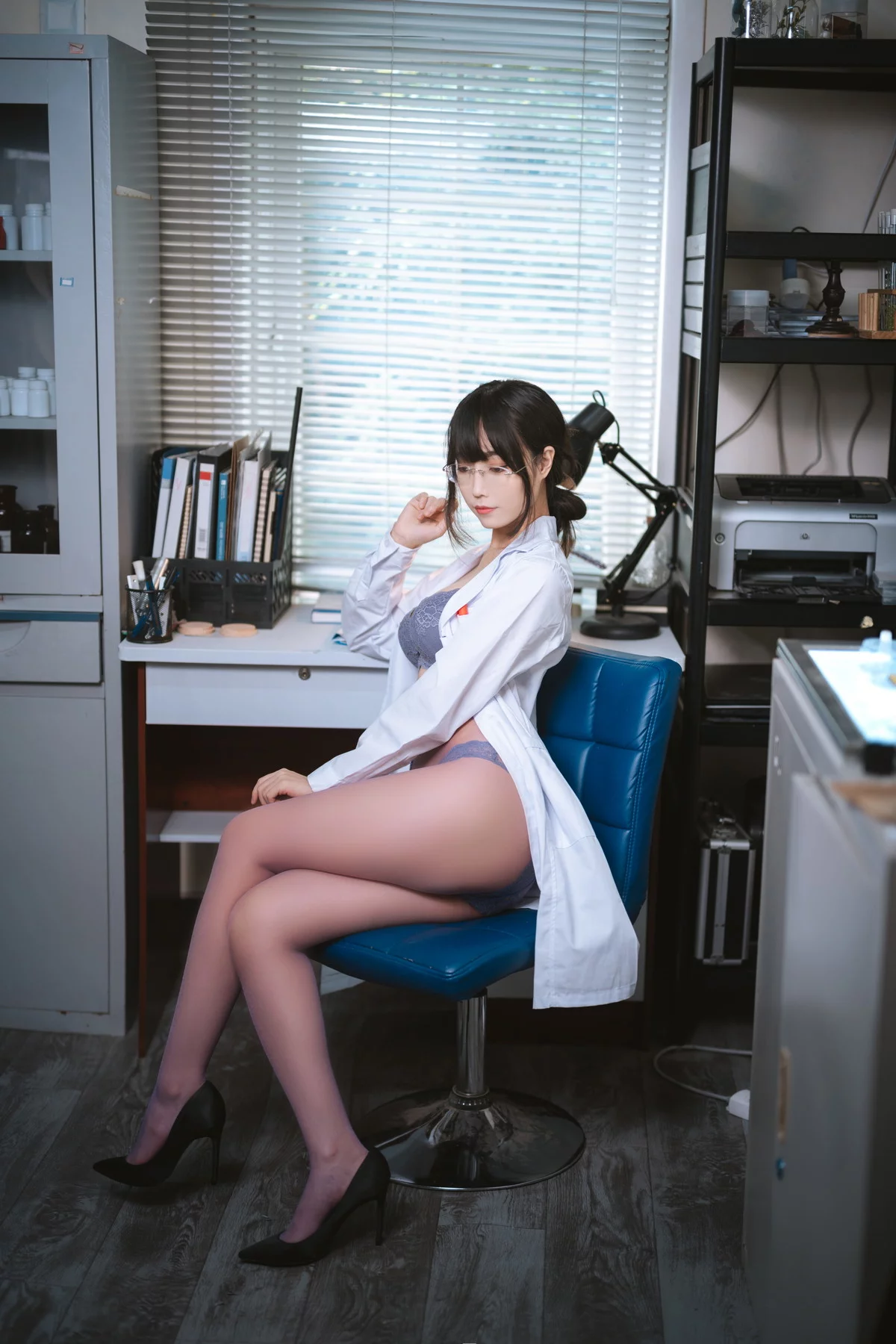 网络美女汪知子医生姐姐主题脱白大褂露性感紫色内衣配紫色丝袜迷人诱惑写真34P