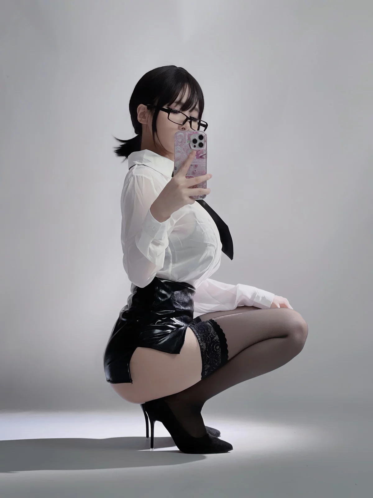 Cos小姐姐幼爱youmeko早安主题性感白T配黑短裙露超薄黑丝秀翘臀诱惑写真28P