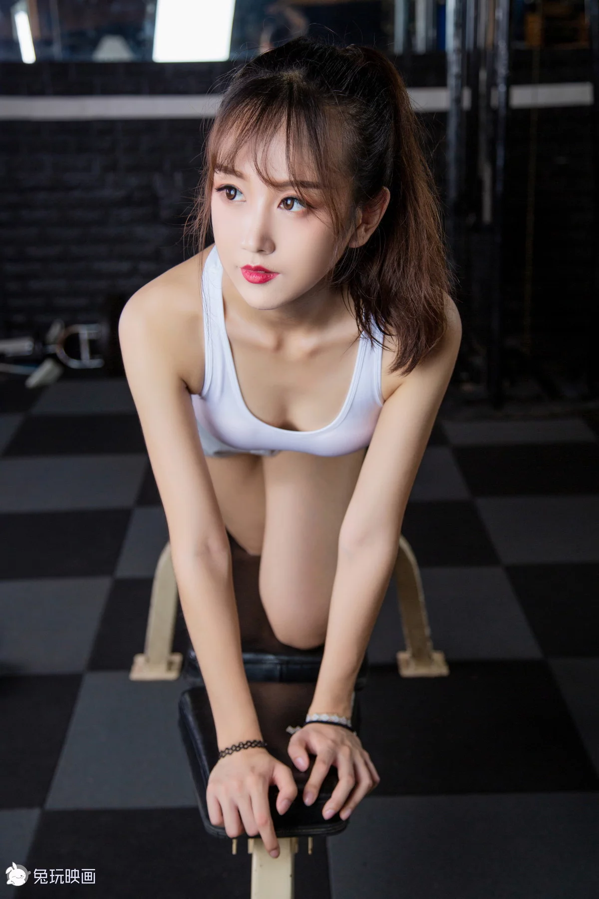 网络美女夜兔健身房的少女主题性感白色运动内衣配灰色短裤秀完美身材诱惑写真38P