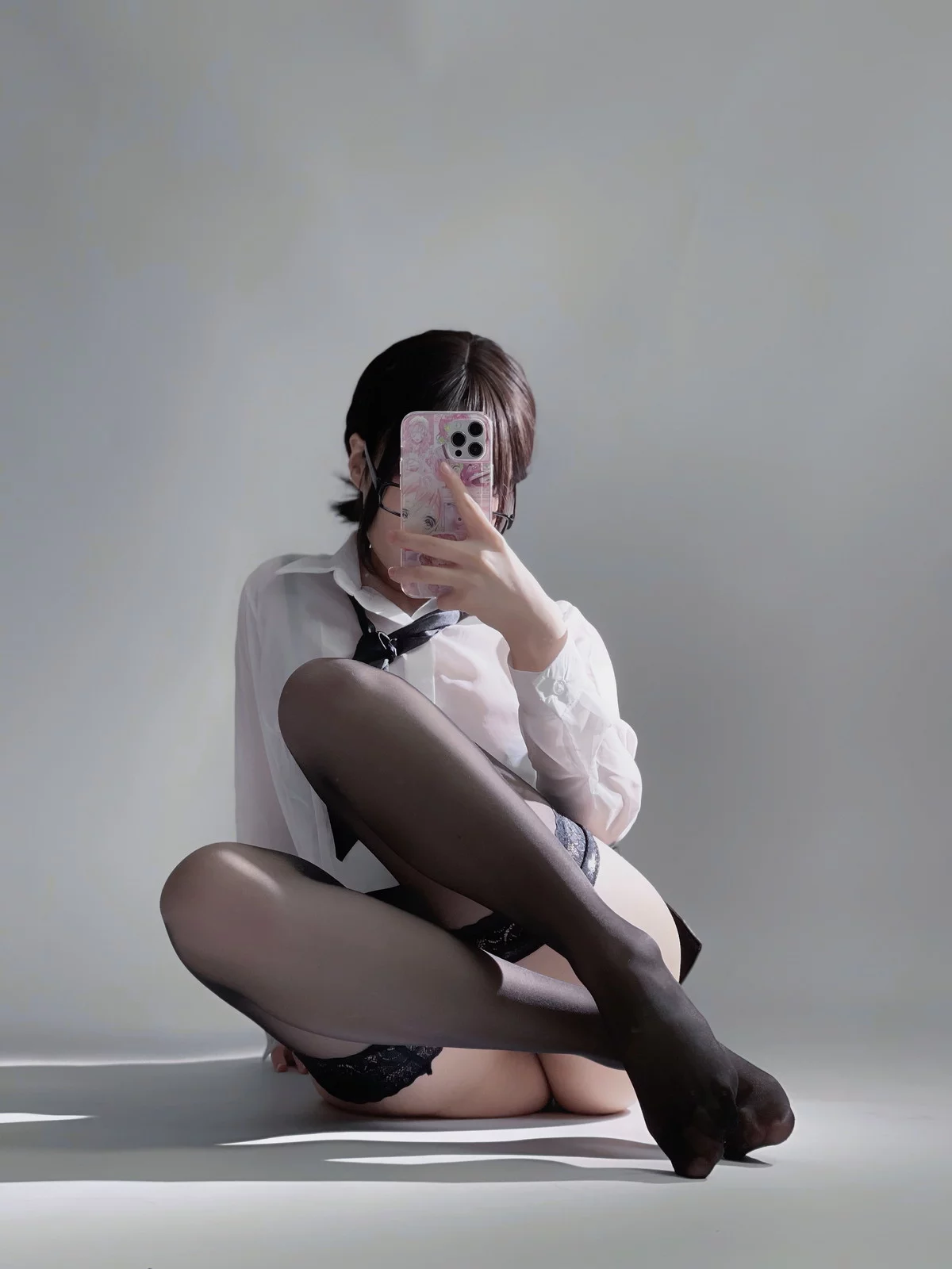 Cos小姐姐幼爱youmeko早安主题性感白T配黑短裙露超薄黑丝秀翘臀诱惑写真28P