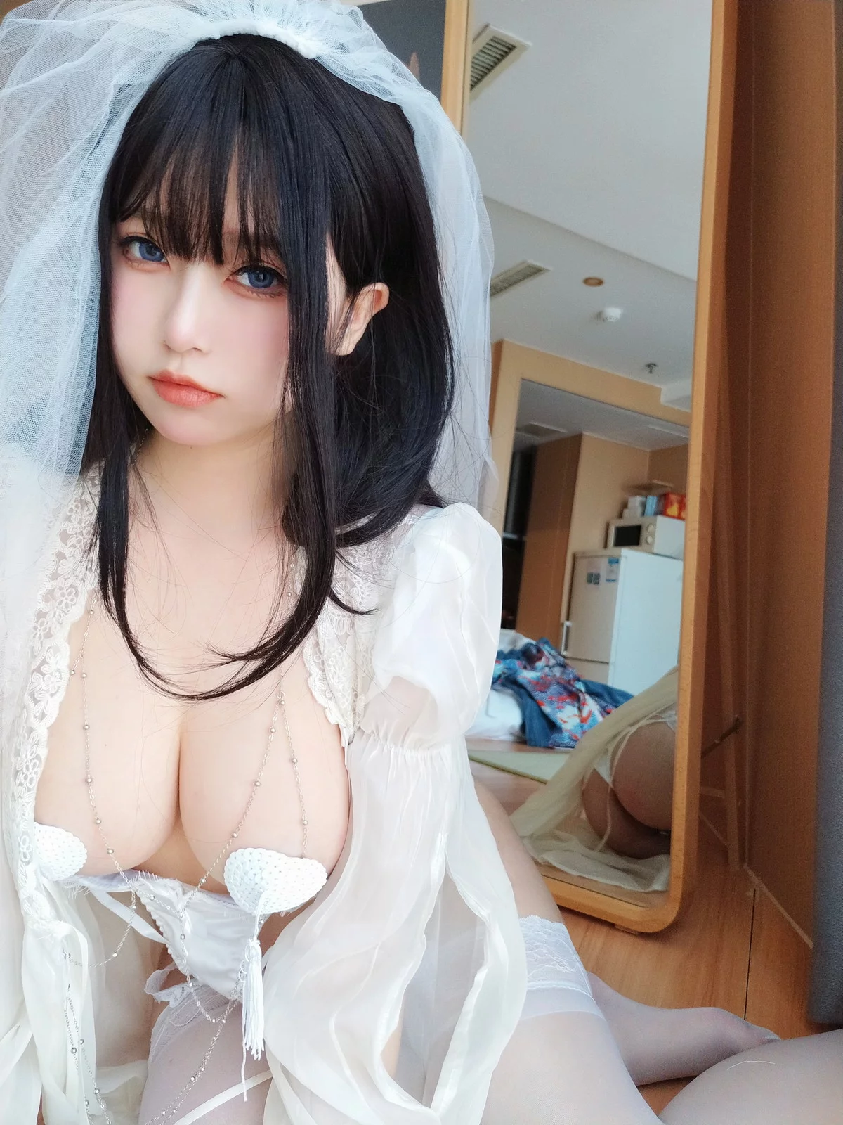 Coser妹子女主K白双子主题性感白色薄纱配蕾丝吊袜露豪乳血滴子遮点诱惑写真75P
