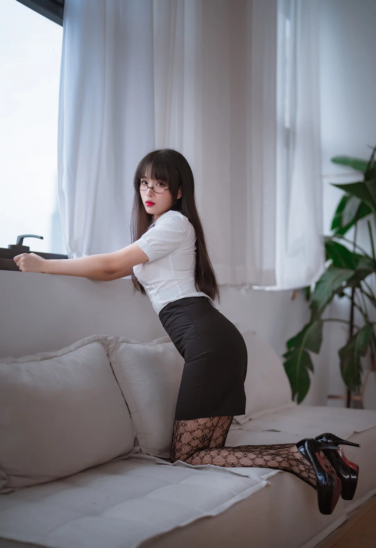 网络美女轩萧学姐提花裤袜主题性感白T配黑短裙露黑丝网袜秀翘臀美腿诱惑写真106P