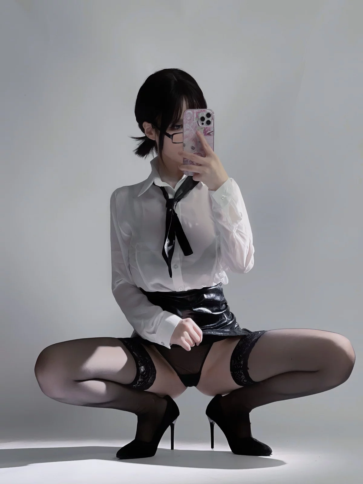 Cos小姐姐幼爱youmeko早安主题性感白T配黑短裙露超薄黑丝秀翘臀诱惑写真28P