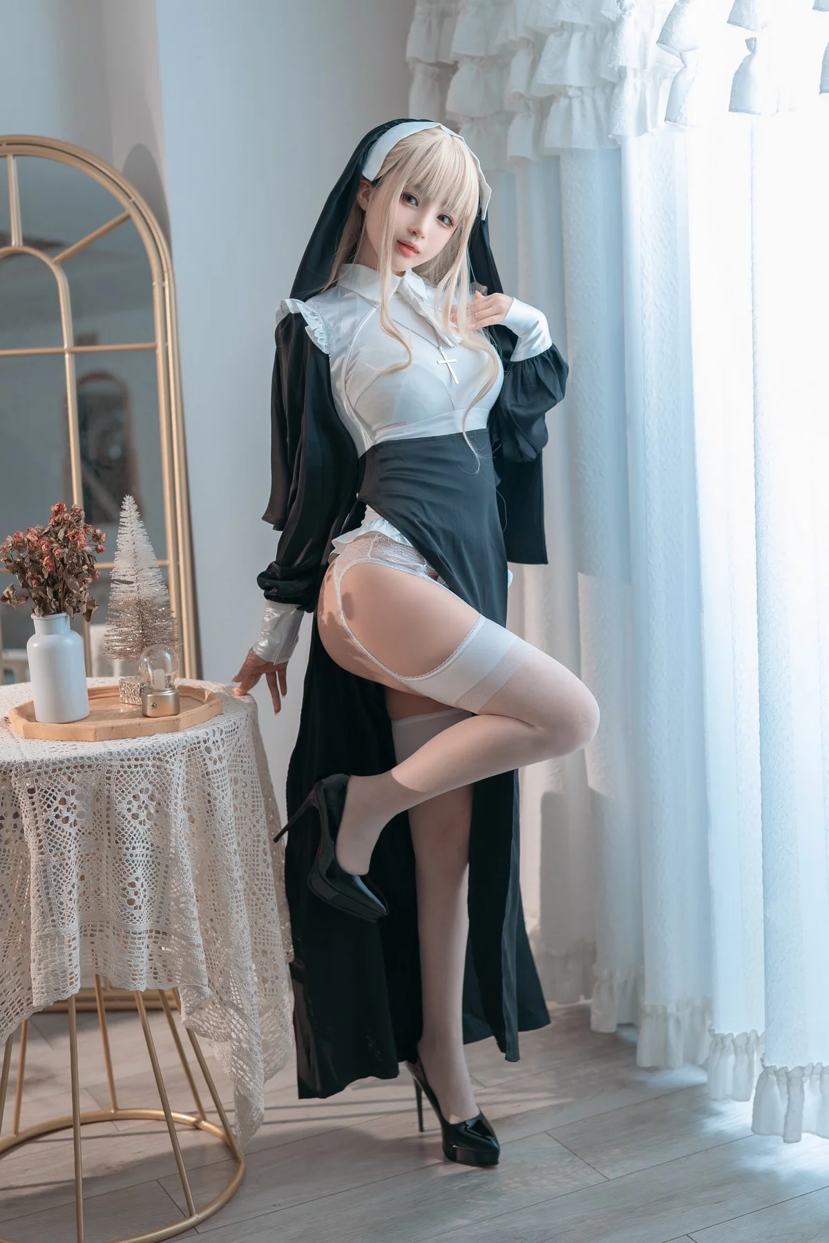 网络美女桜井宁宁修女主题性感白色高叉连体衣配白色蕾丝吊袜秀美腿诱惑写真41P