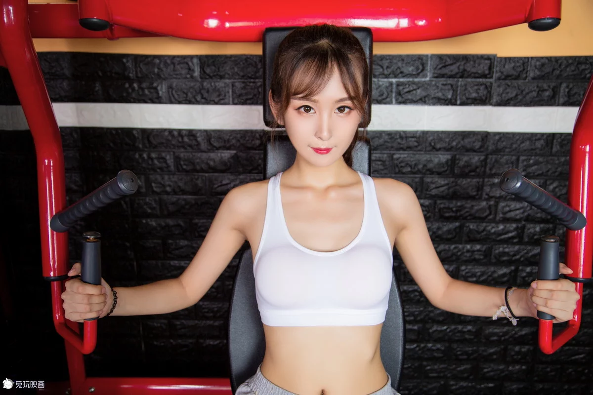 网络美女夜兔健身房的少女主题性感白色运动内衣配灰色短裤秀完美身材诱惑写真38P