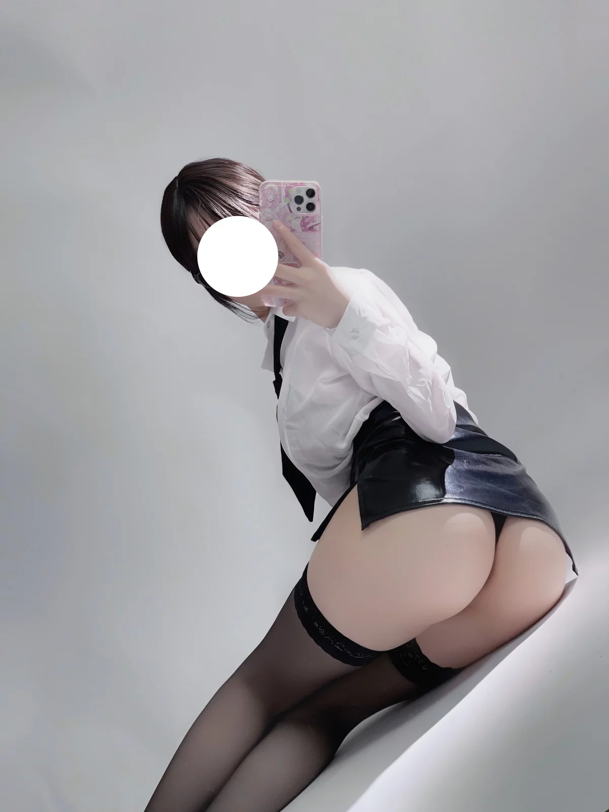 Cos小姐姐幼爱youmeko早安主题性感白T配黑短裙露超薄黑丝秀翘臀诱惑写真28P