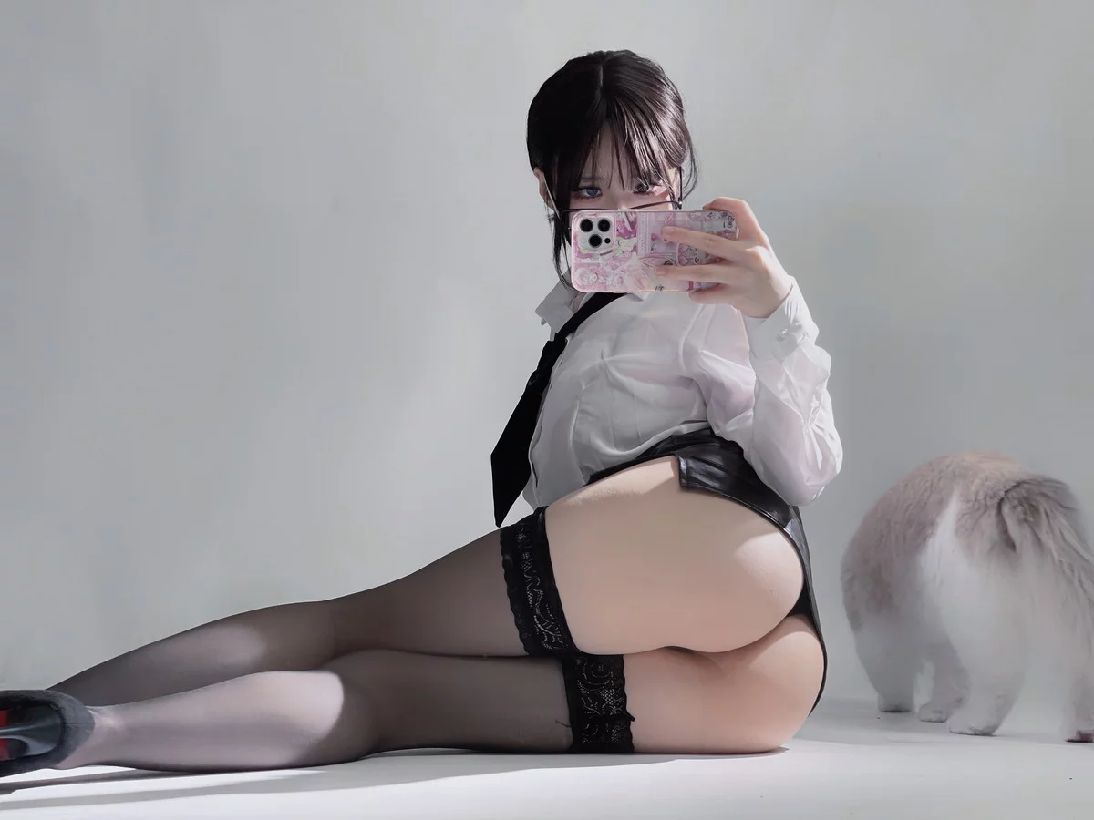 Cos小姐姐幼爱youmeko早安主题性感白T配黑短裙露超薄黑丝秀翘臀诱惑写真28P