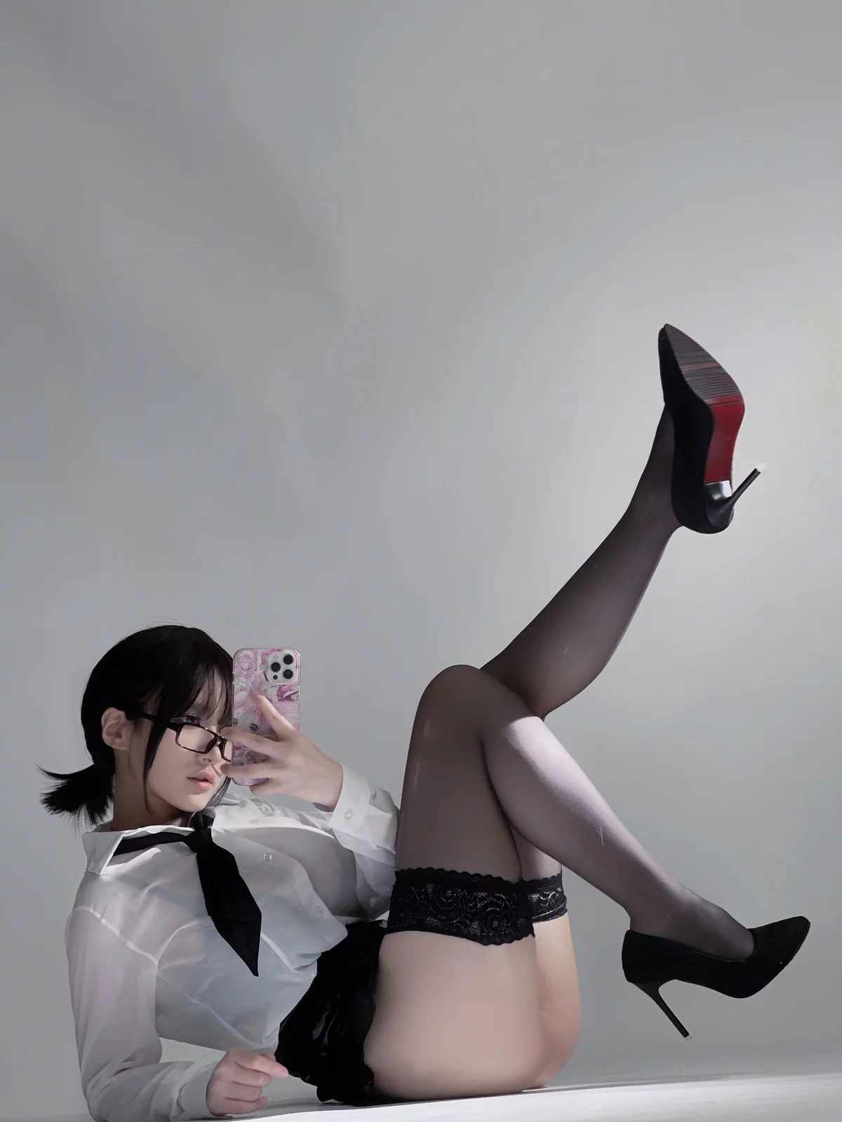 Cos小姐姐幼爱youmeko早安主题性感白T配黑短裙露超薄黑丝秀翘臀诱惑写真28P