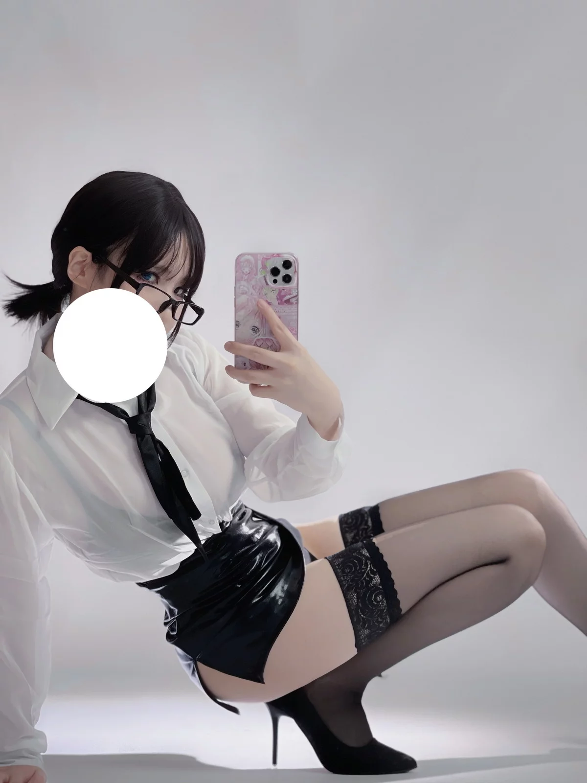 Cos小姐姐幼爱youmeko早安主题性感白T配黑短裙露超薄黑丝秀翘臀诱惑写真28P