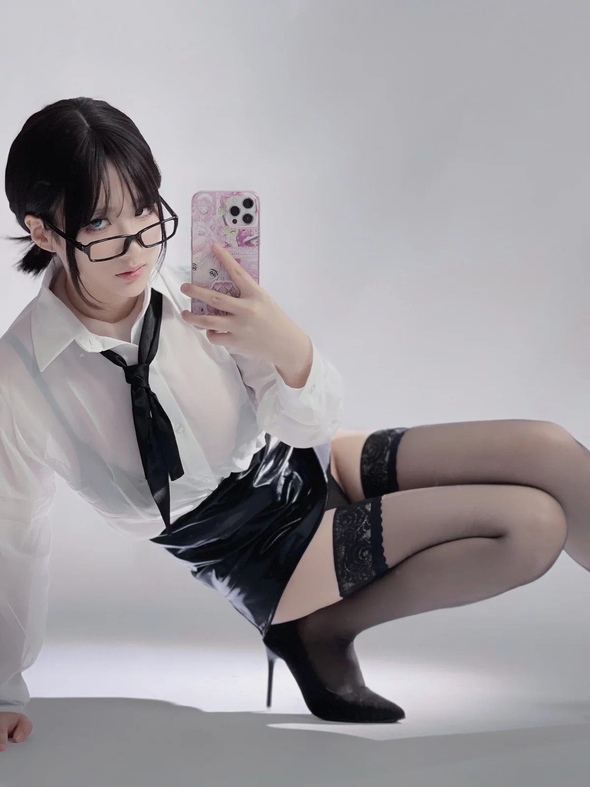 Cos小姐姐幼爱youmeko早安主题性感白T配黑短裙露超薄黑丝秀翘臀诱惑写真28P