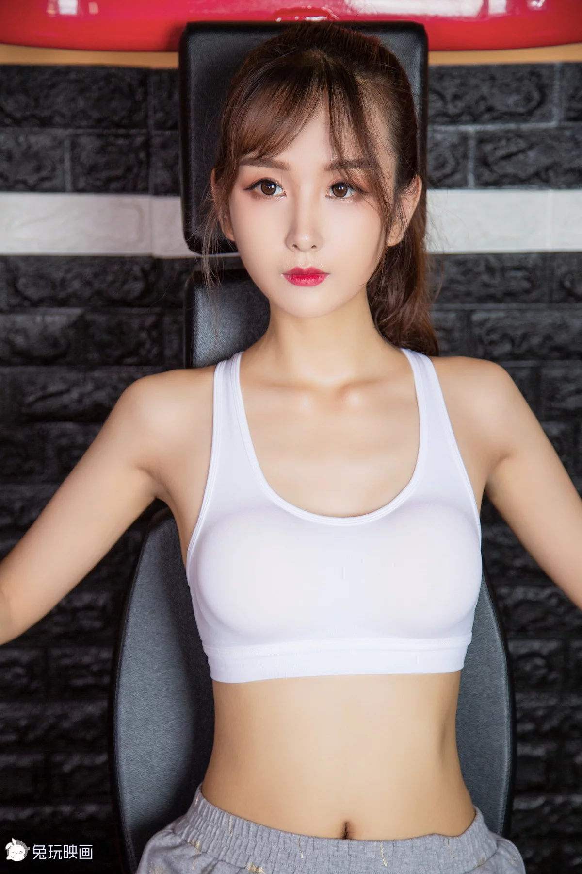网络美女夜兔健身房的少女主题性感白色运动内衣配灰色短裤秀完美身材诱惑写真38P