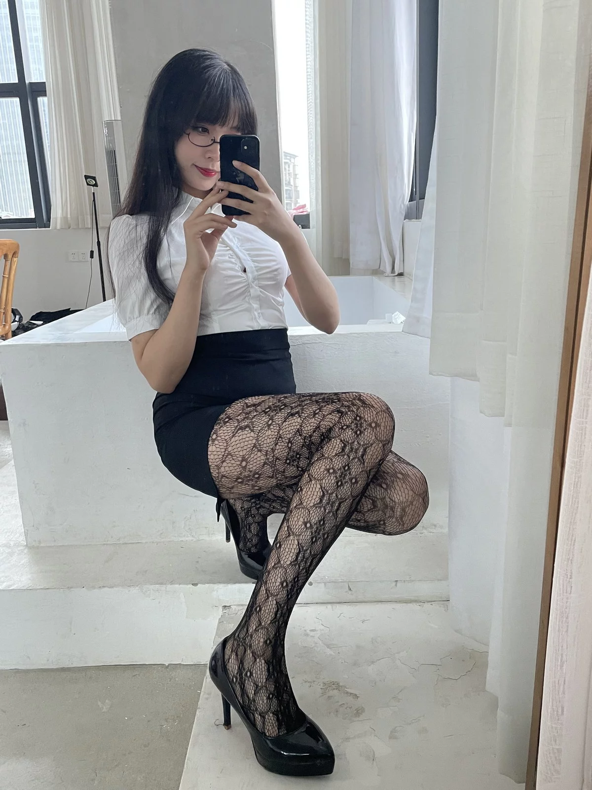 网络美女轩萧学姐提花裤袜主题性感白T配黑短裙露黑丝网袜秀翘臀美腿诱惑写真106P