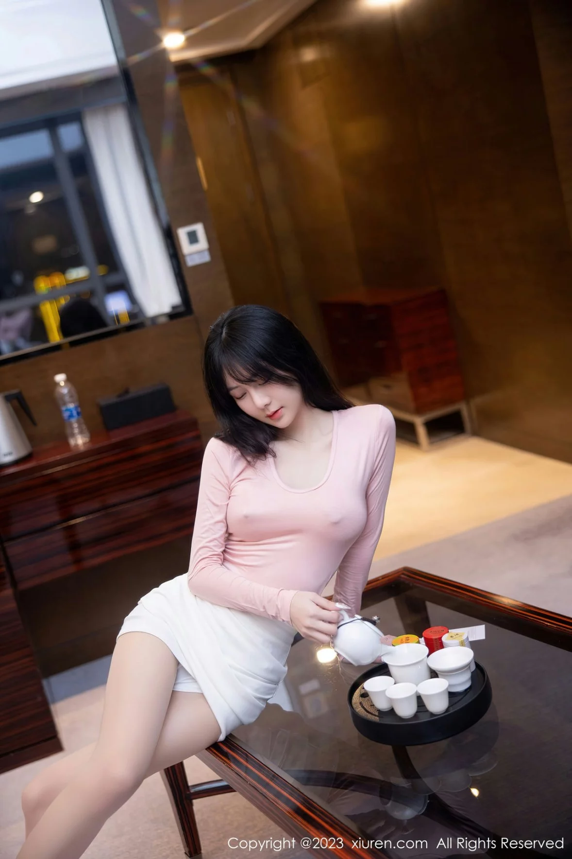 XiuRen第6367期_模特谢小蒽性感粉色上衣配白短裙露超薄无内肉丝撩人诱惑写真91P