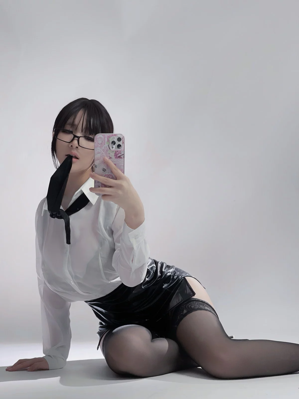 Cos小姐姐幼爱youmeko早安主题性感白T配黑短裙露超薄黑丝秀翘臀诱惑写真28P