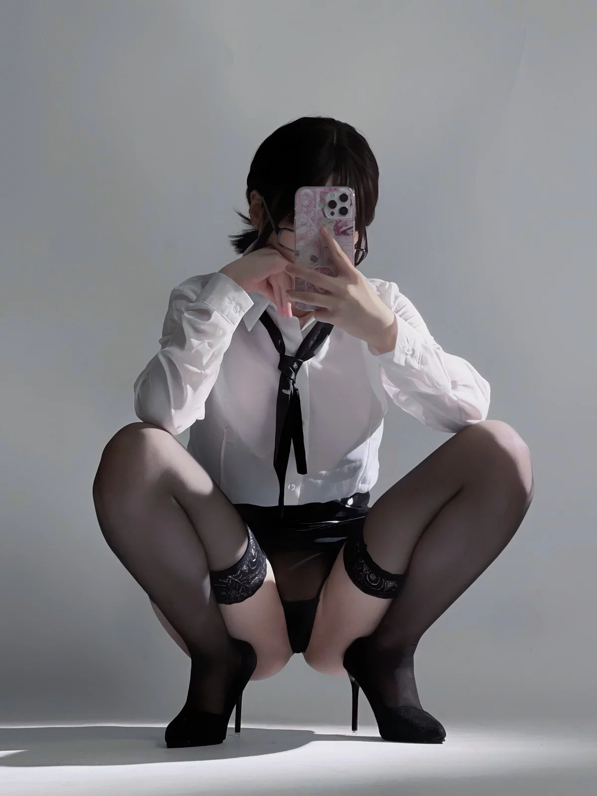 Cos小姐姐幼爱youmeko早安主题性感白T配黑短裙露超薄黑丝秀翘臀诱惑写真28P