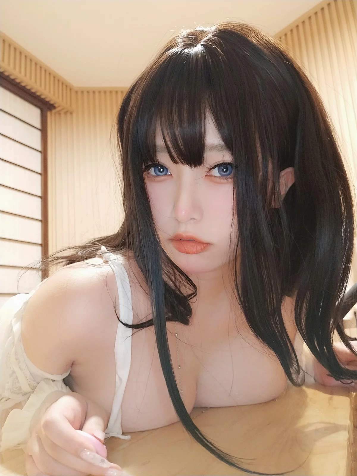 Coser妹子女主K白双子主题性感白色薄纱配蕾丝吊袜露豪乳血滴子遮点诱惑写真75P