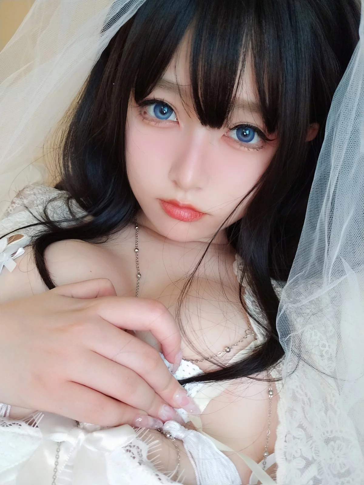Coser妹子女主K白双子主题性感白色薄纱配蕾丝吊袜露豪乳血滴子遮点诱惑写真75P